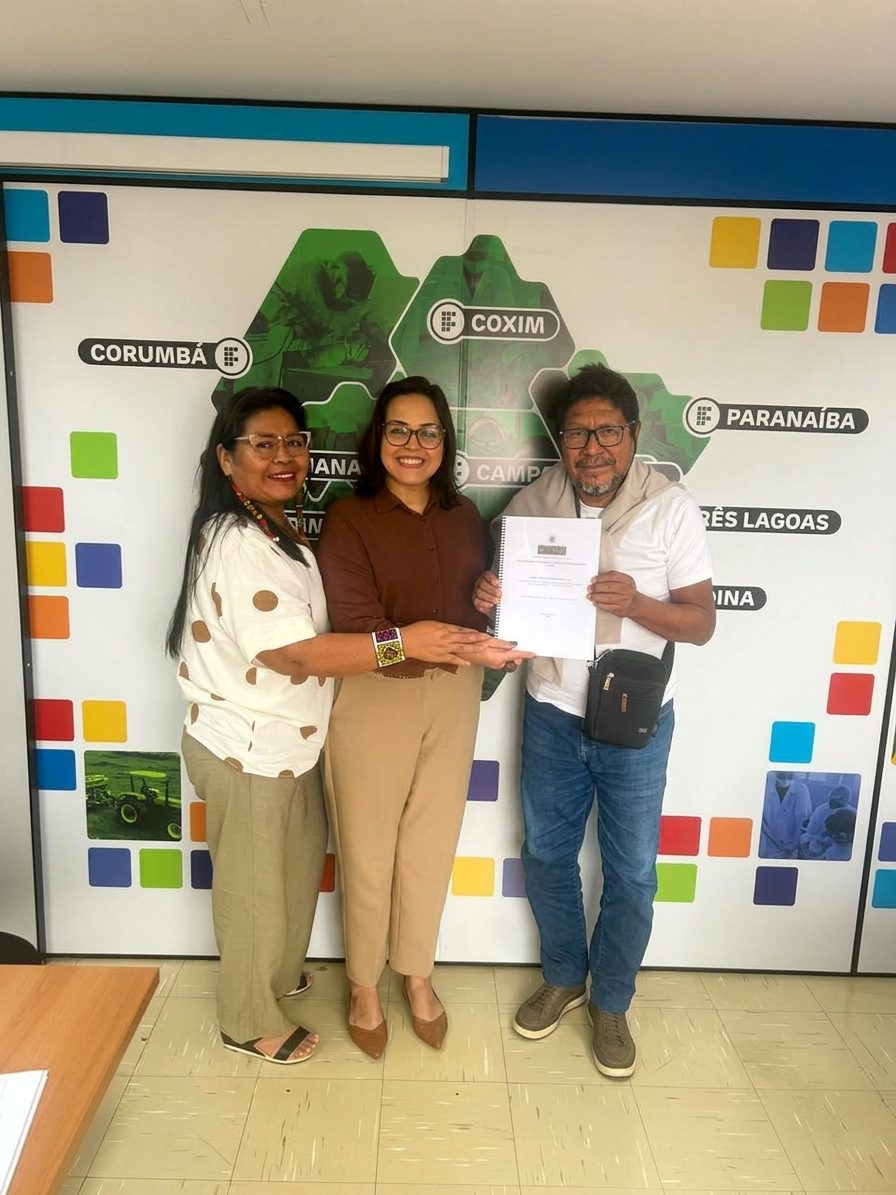 Entrega de documento durante o encontro para o convênio.